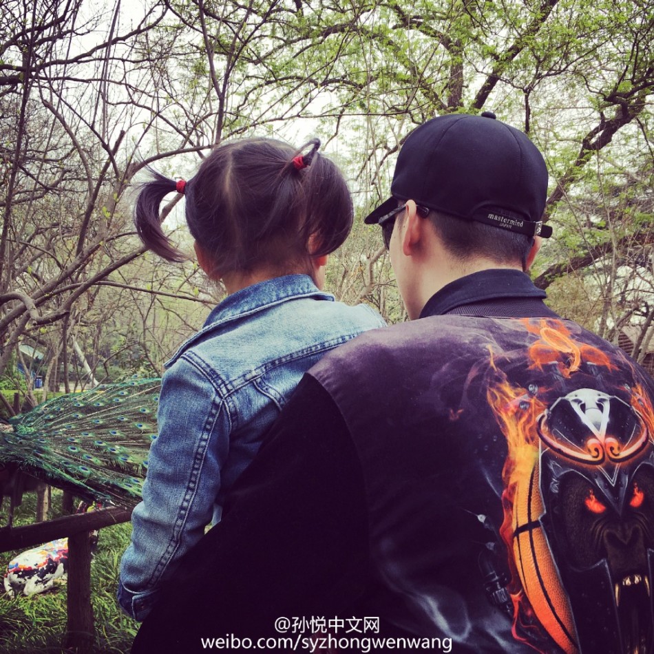 陈设温馨的餐厅里，小月亮坐在专属的婴儿椅上，面对满桌的美食，她露出天真无邪的笑容。孙悦坐在一旁，温柔地注视着女儿，仿佛在欣赏世界上最美好的风景，这一刻，他不是球星，只是一名普通的骄傲父亲。