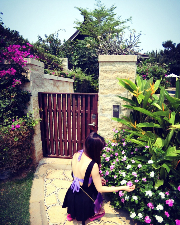 王俪婷站在一处复古建筑前，光影交错间，她的笑容温婉而坚定，既有东方女性的柔美，又透着一股独立自信的力量感。