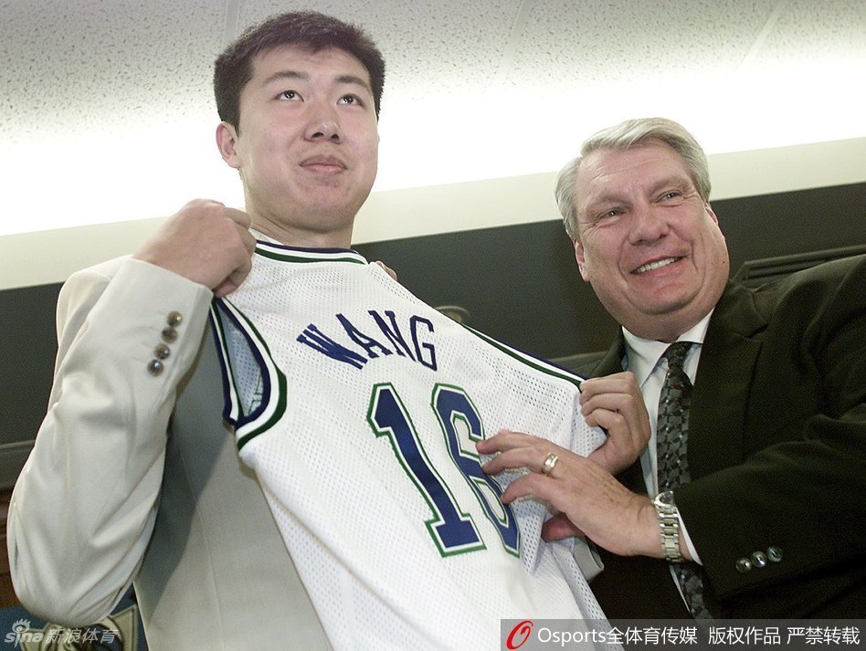 身披丹佛掘金队战袍的巴特尔，正用他标志性的强悍身体卡住位置，奋力拼抢篮板。他魁梧的身躯仿佛一座无法逾越的山峰，彰显着中国球员在内线的绝对力量。