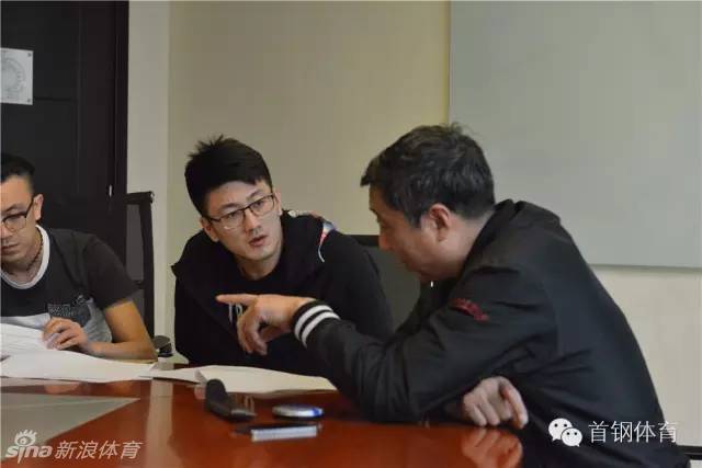 面对镜头，段江鹏认真地整理着北京首钢的训练服衣领，这个细微的动作透露出他即将披挂上阵、为京城征战的严肃与郑重。