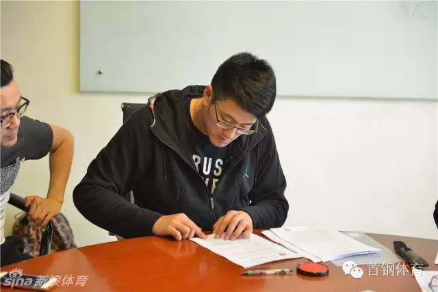 签约台前，段江鹏正与北京首钢的管理层进行最后的沟通确认，言语之间流露出对未来的坚定信念和职业态度。