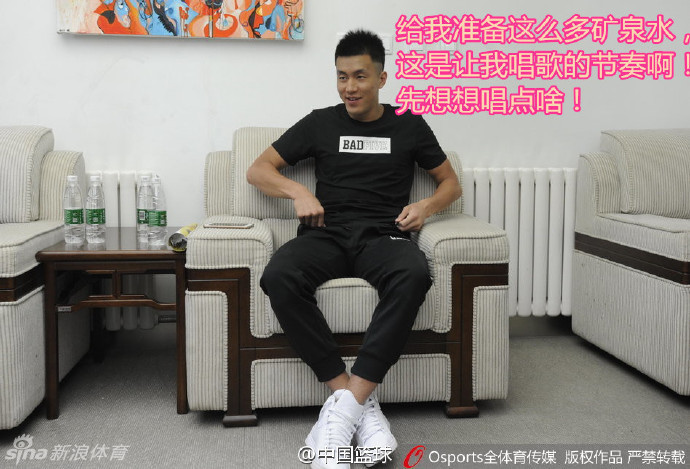 郭艾伦手握麦克风，表情投入地准备高歌一曲，那微微张开的嘴巴和上挑的眉毛，仿佛在告诉大家‘我要开始飙高音了’。