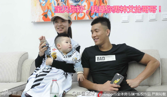 在热闹的人群中，郭艾伦特意弯下高大的身躯，歪着头与坐在婴儿车里的小宝宝四目相对，眼神里充满了好奇和温柔。