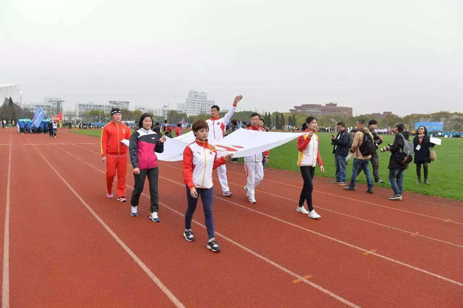 护旗队伍中的奥运冠军李菊格外抢眼，世界冠军们的加持，使得这场校园体育盛事星光璀璨。