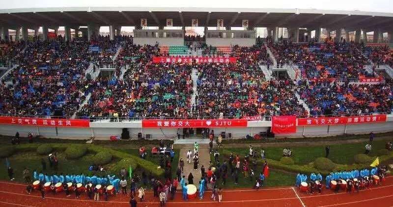 开幕式上精彩的航模表演拖出彩色烟带，在空中交织飞舞，为体育场增添了节日的喜庆与科技的魅力。