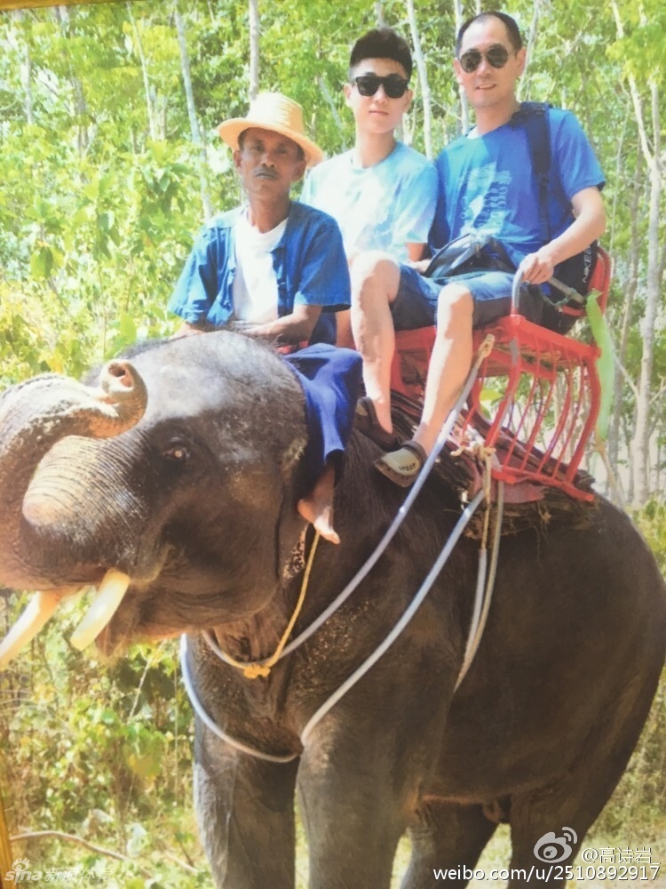 高诗岩与父母在海边亲密合影，父母脸上满是骄傲与慈爱，背景是广阔无垠的蔚蓝大海