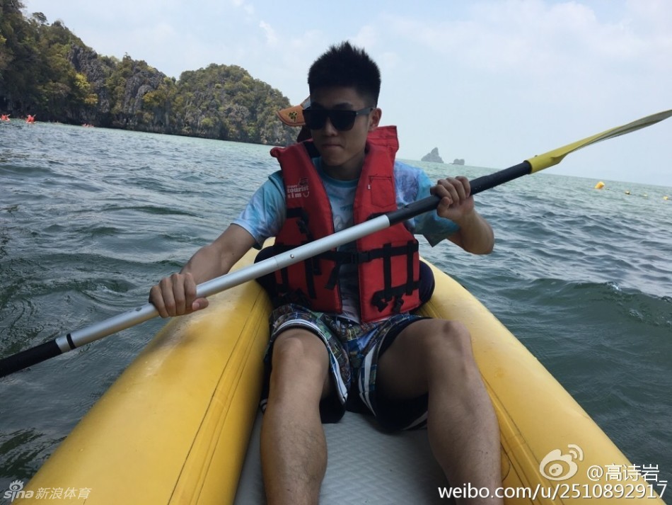 高诗岩蹲在泳池边，全神贯注地研究着一艘小型划艇的结构，仿佛在思考着球场上的战术布局