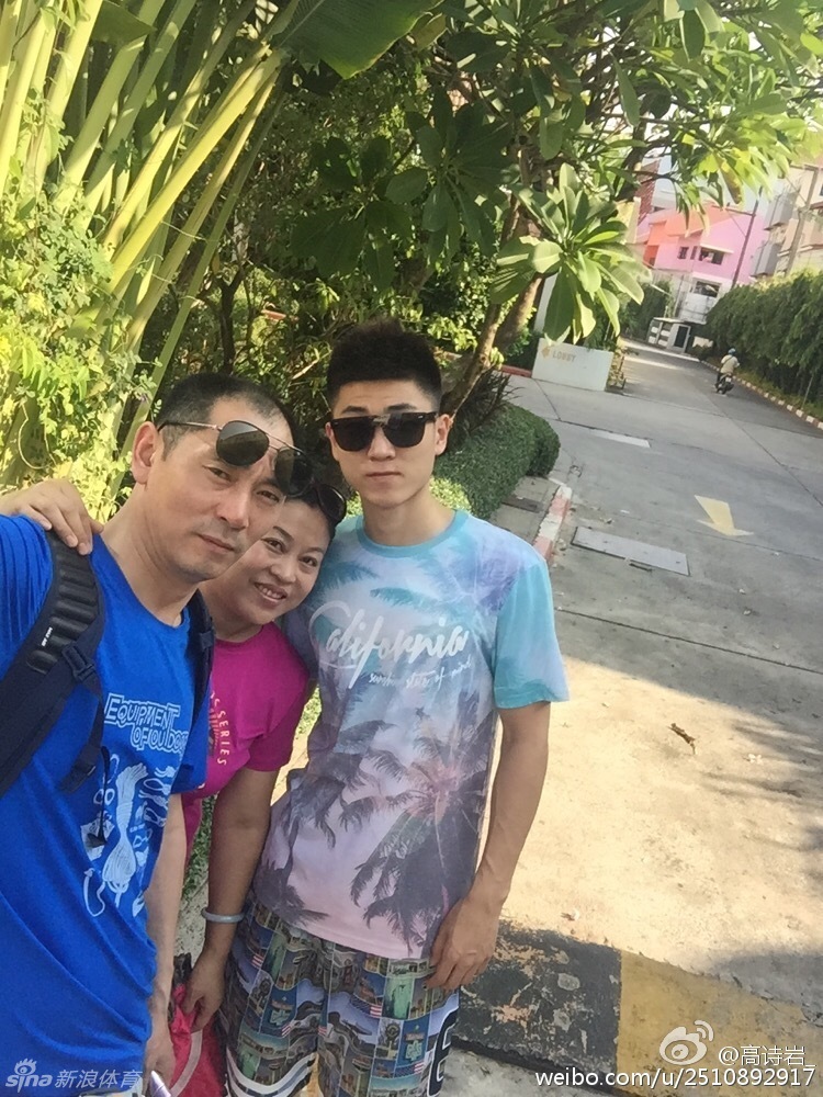 6 / 13 辽宁后卫高诗岩携家人海边度假,提醒自己不能好了伤疤忘了疼.