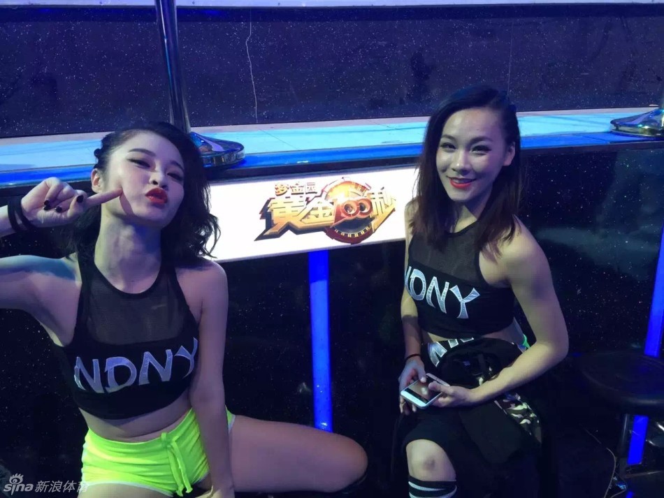 晓华面对镜头俏皮嘟嘴，别致的发型和精致的五官透着一股机灵劲儿，瞬间就能抓住观众的心