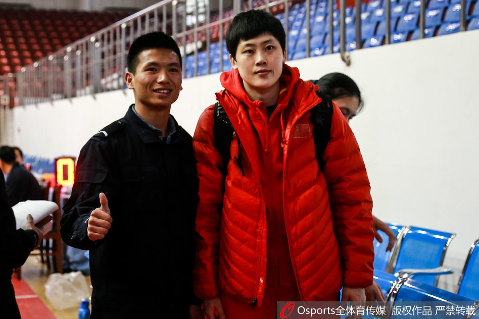 助理教练正在为陈晓佳进行一对一的防守补位指导，汗水顺着陈晓佳的脸颊滑落，眼神中满是专注。