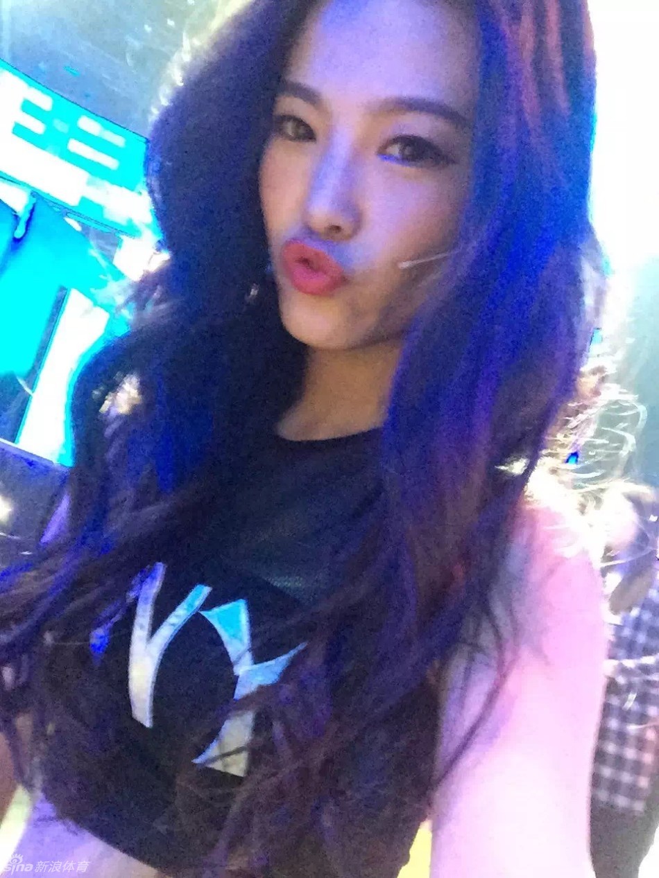 晓华一个完美的侧身回眸，紧致的腰身和健美的身体曲线在聚光灯下显露无遗，诠释了健康与性感的完美结合