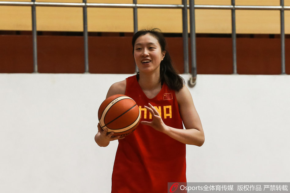 李梦在外线果断出手三分，吴迪在一旁专注地观摩学习，篮球馆内回响着球鞋摩擦地板的尖锐声。