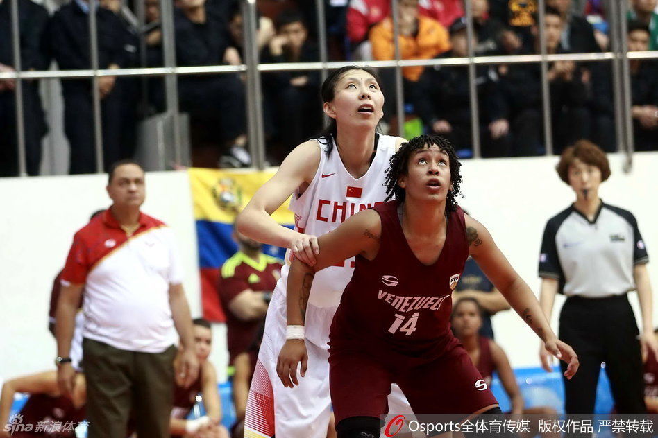 老将陈楠在赛前热身中神情专注，目光如炬，举手投足间尽显球队定海神针的风采。