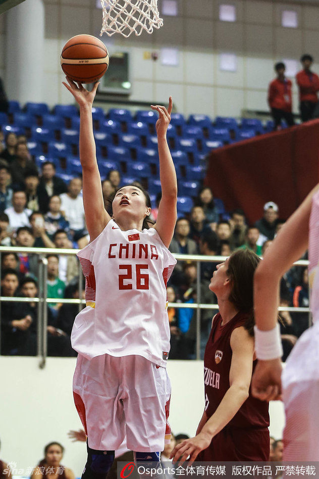 赵志芳快速运球推进，身形灵动，正试图从人缝中找出传球的最佳路径。