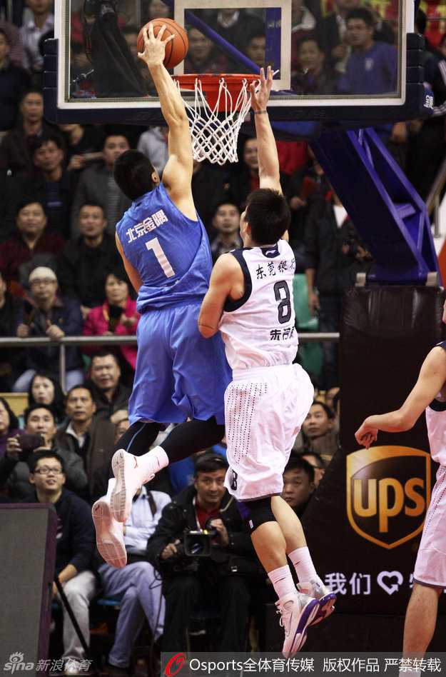 全明星赛上的李根完成一记势大力沉的战斧劈扣，身体在空中完全舒展，仿佛悬挂在半空