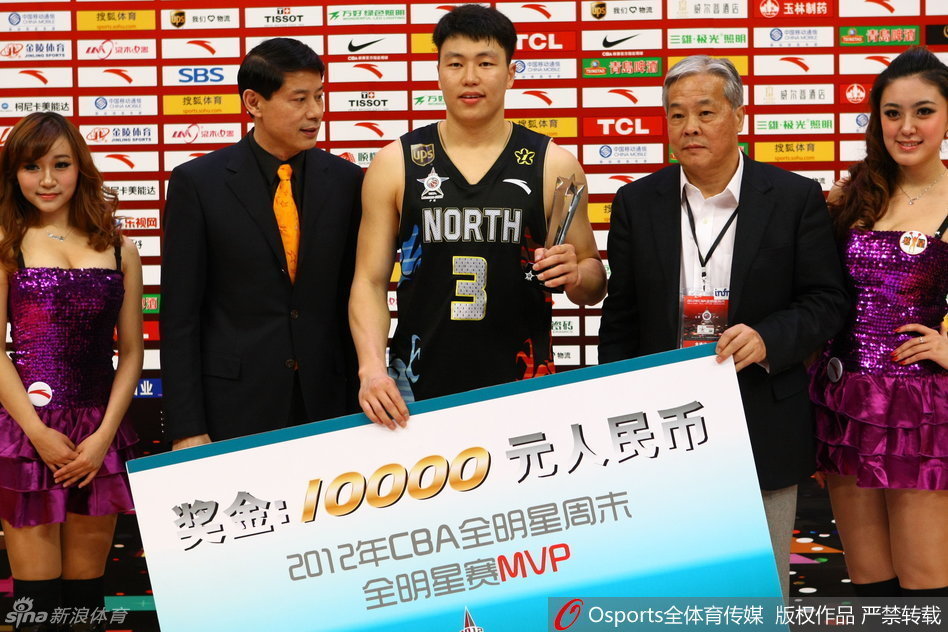 在五棵松体育馆漫天嘘声中，李根面无表情执行罚球，坚毅的背影与身后模糊的球迷看台形成鲜明对比