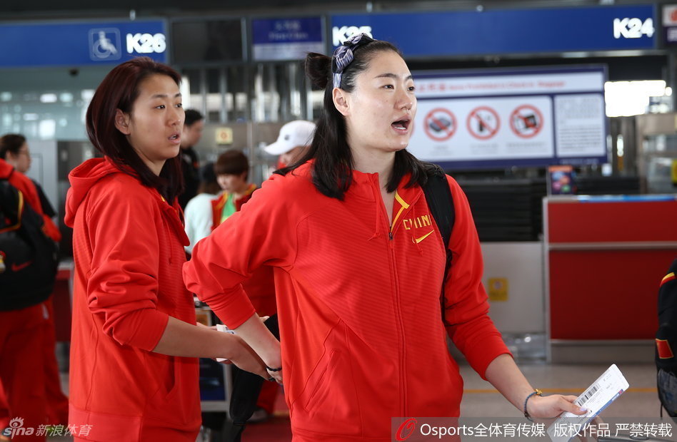 李珊珊、高颂和露雯三位女篮队员在场边并肩而立，神情专注地观看着队友训练，默契十足。