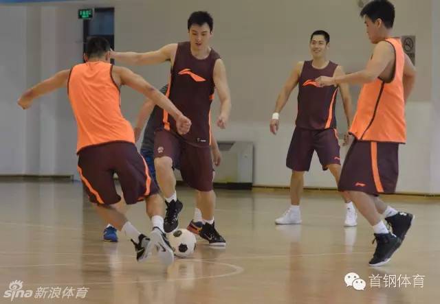 北京首钢的训练场上，阳光透过顶棚洒下，队员们正在进行激烈的分组对抗，篮球在空中飞舞，每个人眼中都闪烁着对胜利的渴望。
