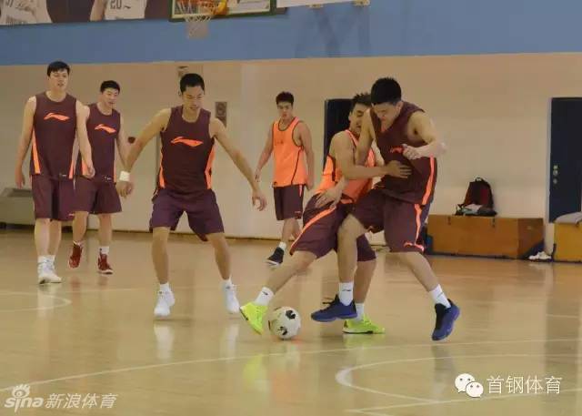 训练场边的角落里，朱彦西双手紧紧扶着双拐，每一次尝试将受伤的右脚踩向地面，眉头都会微微皱起，但那眼神中却燃烧着不屈的火焰。