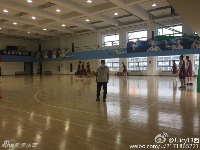 结束了枯燥的行走练习，朱彦西在体能教练的帮助下，进行着上肢力量训练，汗珠顺着脸颊滑落，滴在地板上，映照出他坚毅的侧脸。