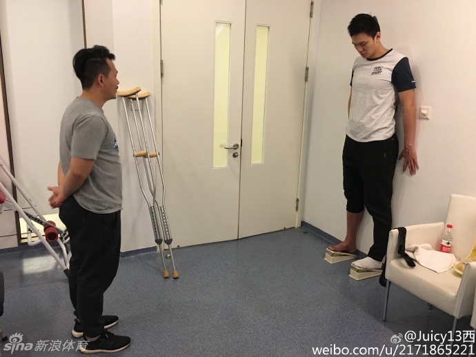队医正在为朱彦西的右脚进行细致入微的治疗，冰袋敷在脚踝上，而朱彦西则安静地躺着，闭目养神，心中却在默念着战术跑位。