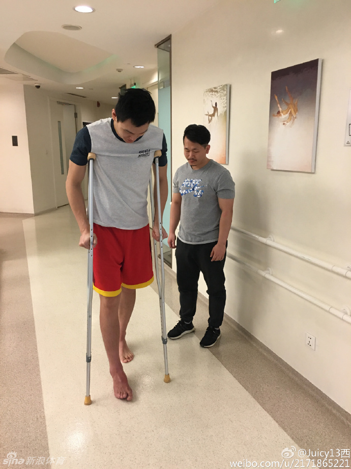 夕阳的余晖给训练馆镀上了一层金边，朱彦西穿上外套，背着双肩包，准备离开。他的步伐虽然缓慢，但每一步都踏实而有力，身后的球衣号码在光影中格外醒目。