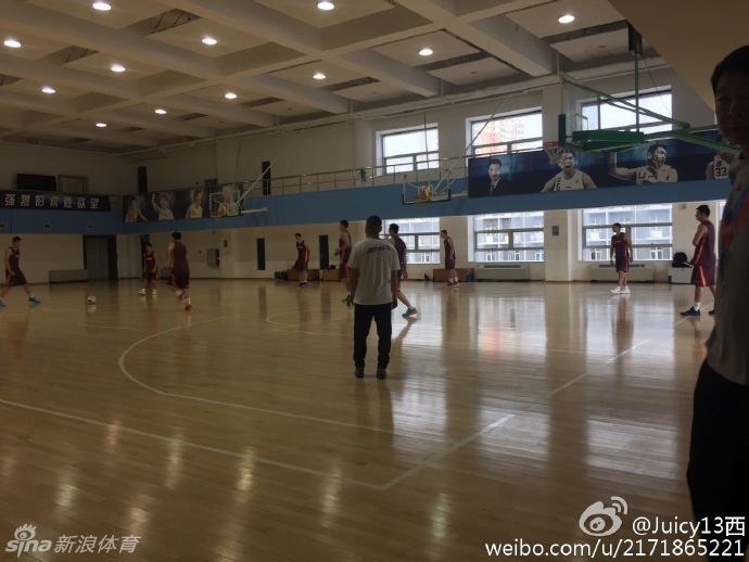 训练结束后，朱彦西并没有立刻离开，而是坐在场边，双手撑在膝盖上，目光久久地凝视着空荡荡的球场，仿佛在描绘自己重新奔跑的样子。