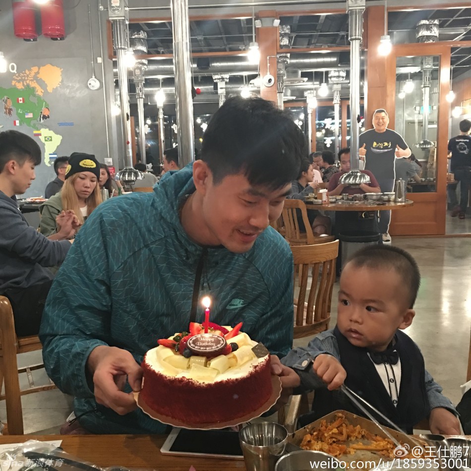 王仕鹏与易建联在镜头前默契同框，两人面带微笑，眼神中流露出无需多言的兄弟默契