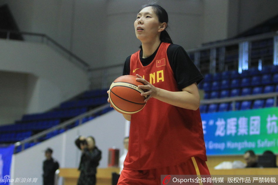 大学生球员吴迪表情带着些许呆萌，眼神却紧紧跟随篮球，这位“零职业联赛经验”的国手正在快速成长。