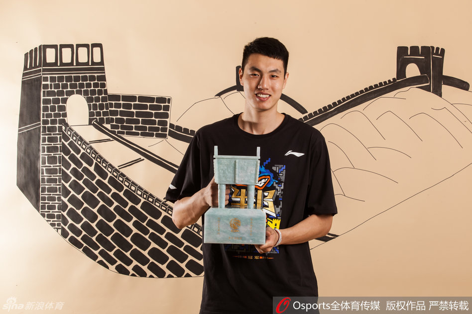 身披国青队战袍的翟晓川眼神坚毅，面对高大的防守球员毫无惧色，年轻的面庞上写满了对胜利的渴望和初生牛犊不怕虎的锐气。