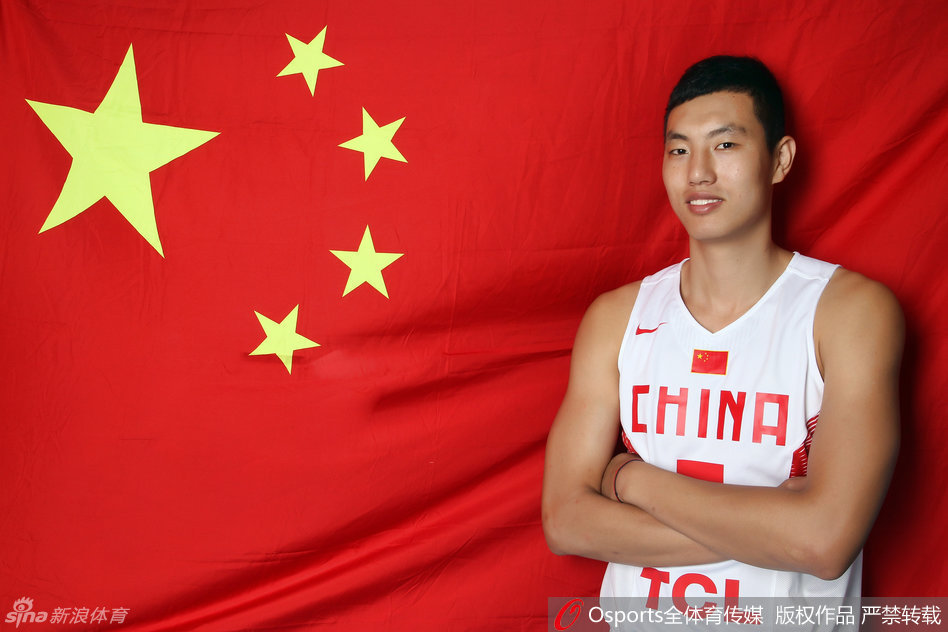 翟晓川在赛场上高高跃起，犹如一道橙色闪电划过天际，他的眼中只有篮筐的方向，那股拼劲仿佛要将整个球场点燃。