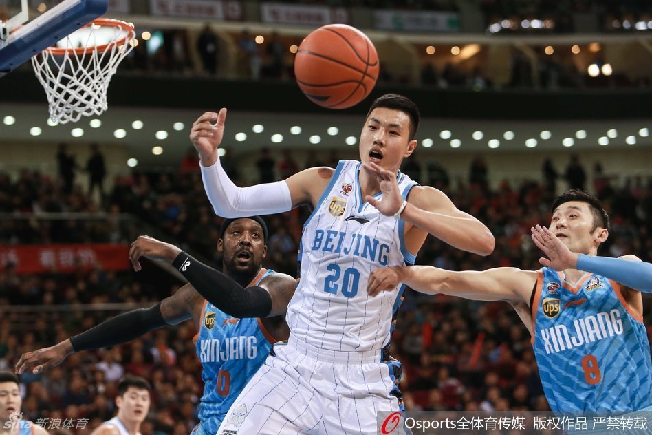 身披红色国家队战袍的翟晓川在亚锦赛上振臂欢呼，汗水顺着发梢洒落，脸上洋溢着夺冠后的喜悦与自豪，红色的火焰在他心中燃烧。