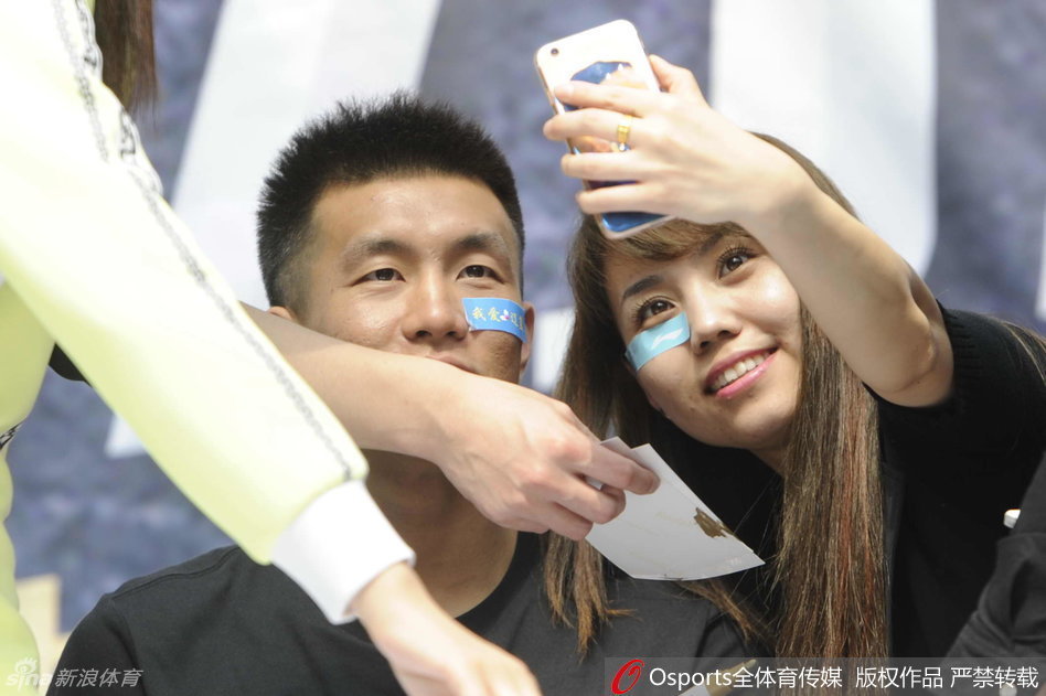 刚拍完照的郭艾伦又举起手机再来一张，好像怎么也拍不够，十分珍惜与球迷的相处时光。
