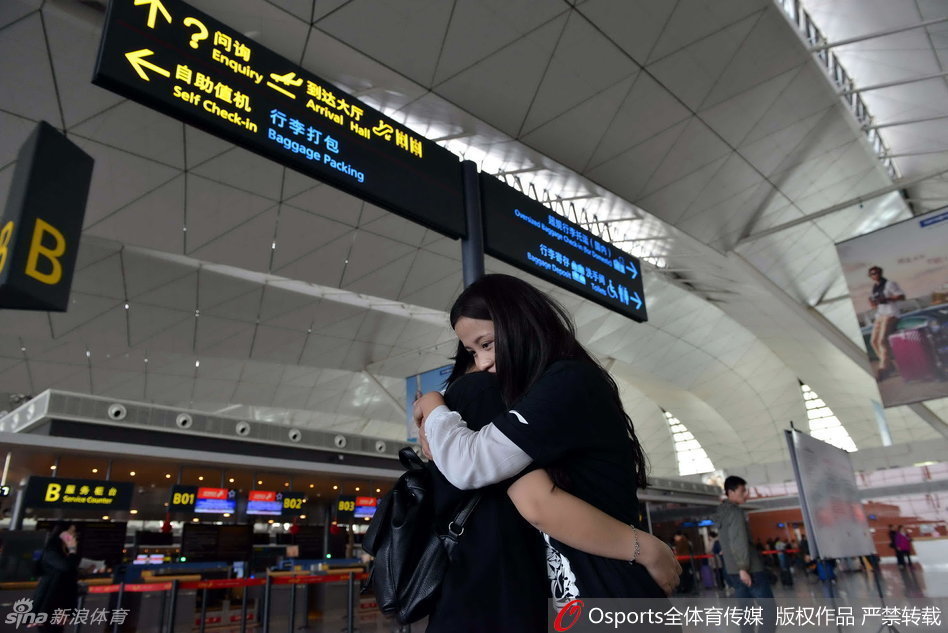 身着休闲装的阳光大男孩郭艾伦，单手插兜推着银色行李箱，脚步坚定地迈向出征征程，仿佛一名即将踏上战场的少年将军。