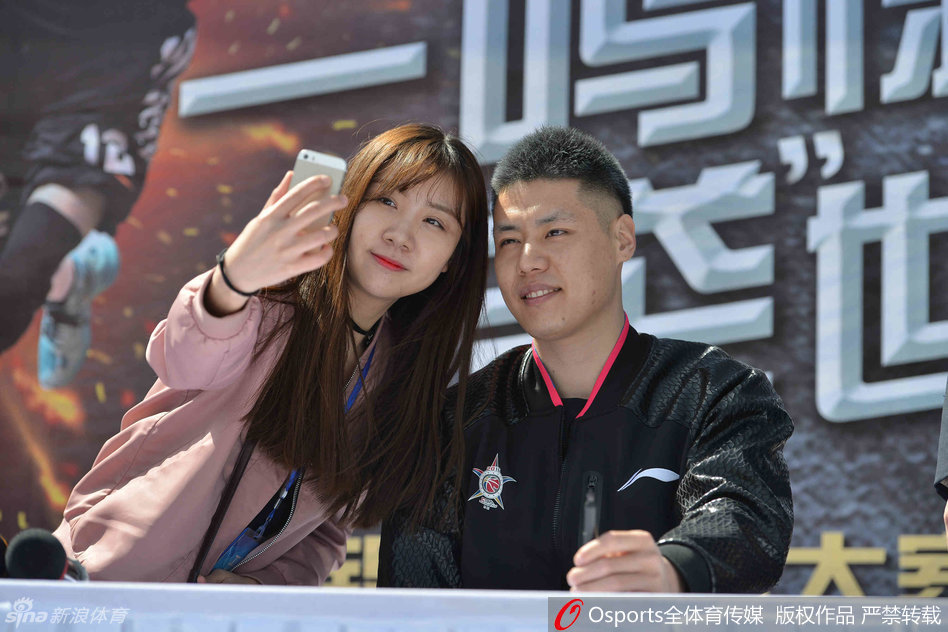 为了让后排的粉丝也能留下纪念，杨鸣贴心举起自拍杆，与现场的众多球迷进行大合影，场面温馨而壮观，展现了他宠粉的一面。