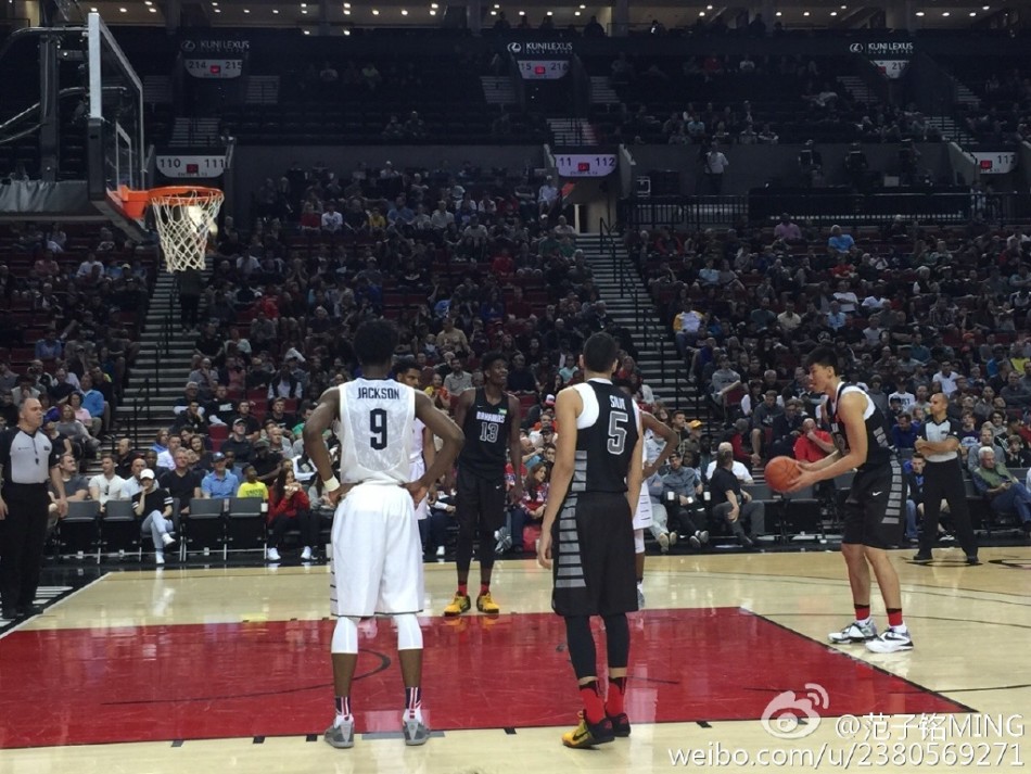 范子铭与好友兼竞争对手德安德烈·艾顿在场上击掌致意，两位未来的职业联赛内线，在青春时留下了同场竞技的身影。