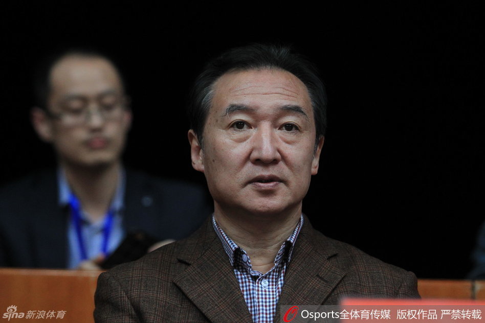 主教练马赫在战术板上精心布置战术，他神情专注地向队员们讲解跑位要点，试图通过精妙的战术配合撕开对手的防线。