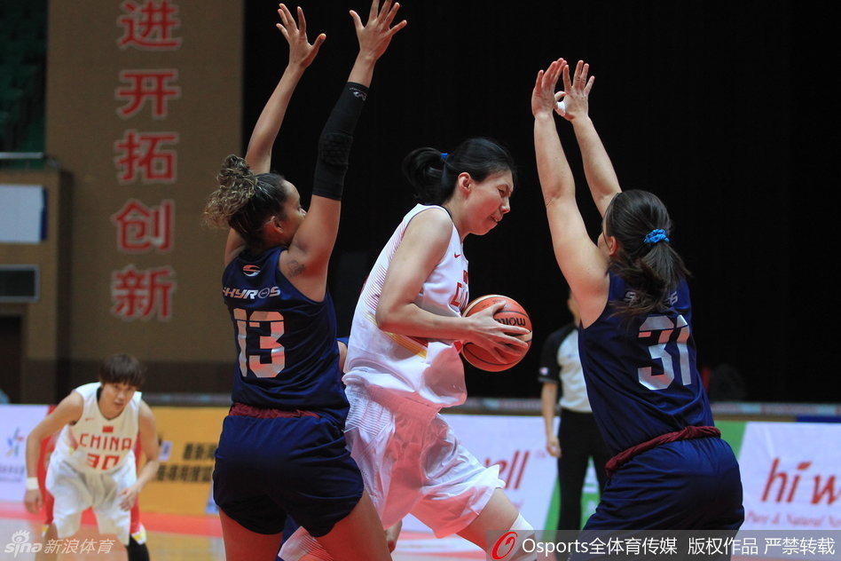 激烈的篮下卡位中，双方球员为了球权展开肉搏，肌肉碰撞的声音响彻球场，这是力量与意志的直接对话。