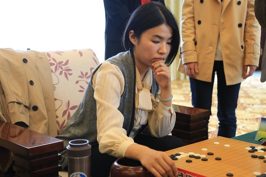 围棋擂台赛第2局在溱湖会议中心战罢,最终金彩瑛执白中盘战胜王祥云