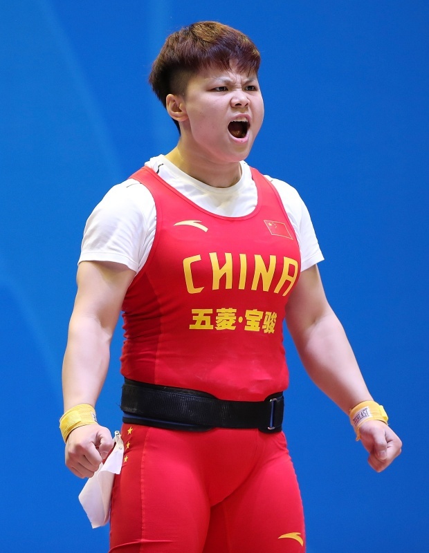 女子举重锦标赛暨里约奥运会选拔赛75公斤级比赛中,山东队选手康月以