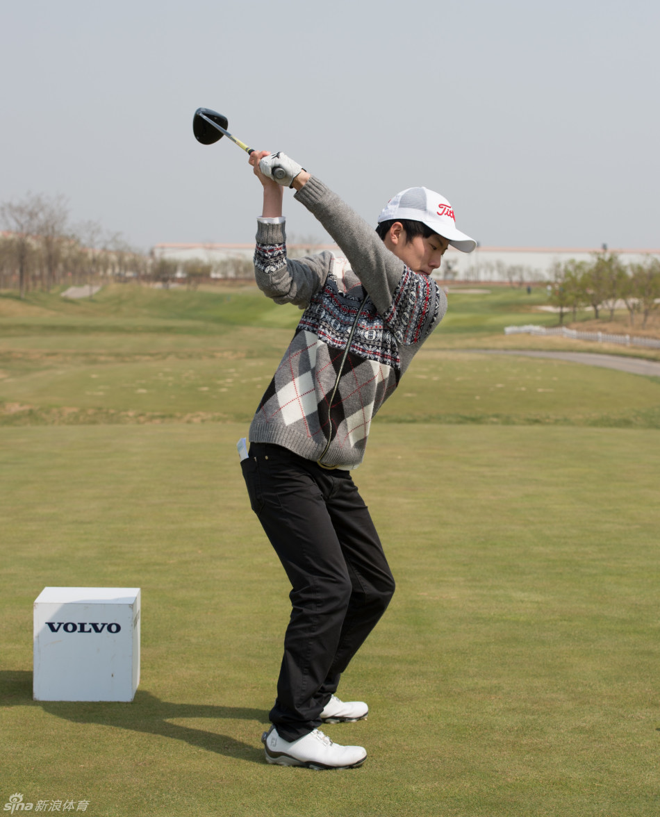 王东禹奋力开球，身体充满力量的扭转瞬间，球杆与小球撞击出清脆声响