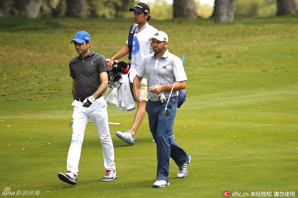 加西亚站起身来,身姿婀娜,她正与场内的庞塞挥手致意,裙摆随风轻扬。