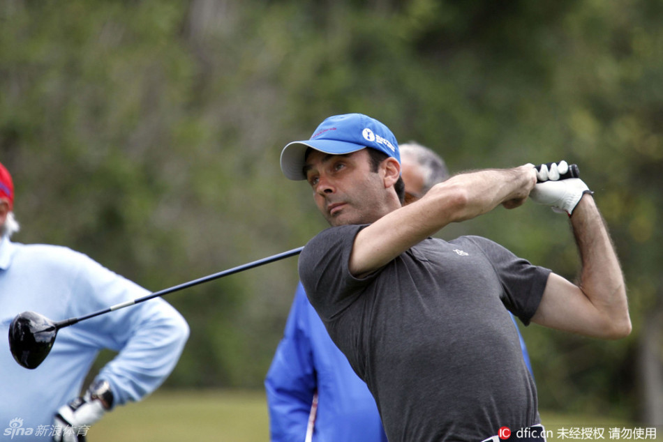 恩里克·庞塞手持利剑与红布,摆出经典的斗牛终结姿势,眼神锐利如鹰,充满仪式感。