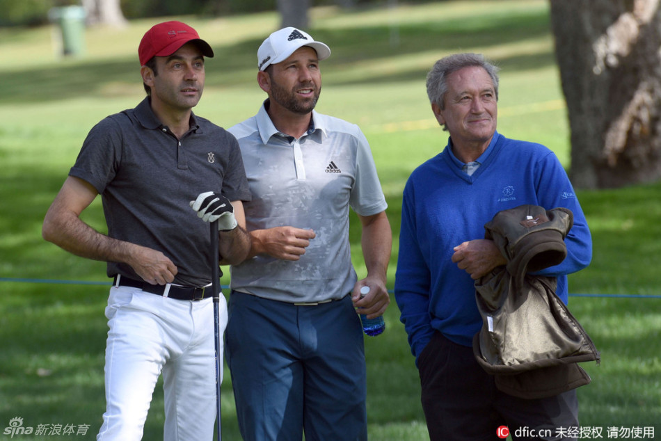 加西亚手托香腮,若有所思地注视着训练场,眼神中交织着欣赏、关切与深深的爱意。