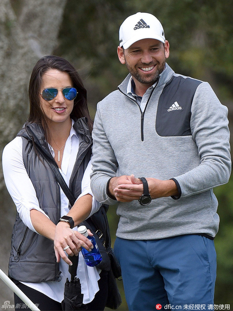 加西亚侧身端坐,阳光勾勒出她精致的侧颜与柔和的微笑,目光温柔地投向训练场中央。