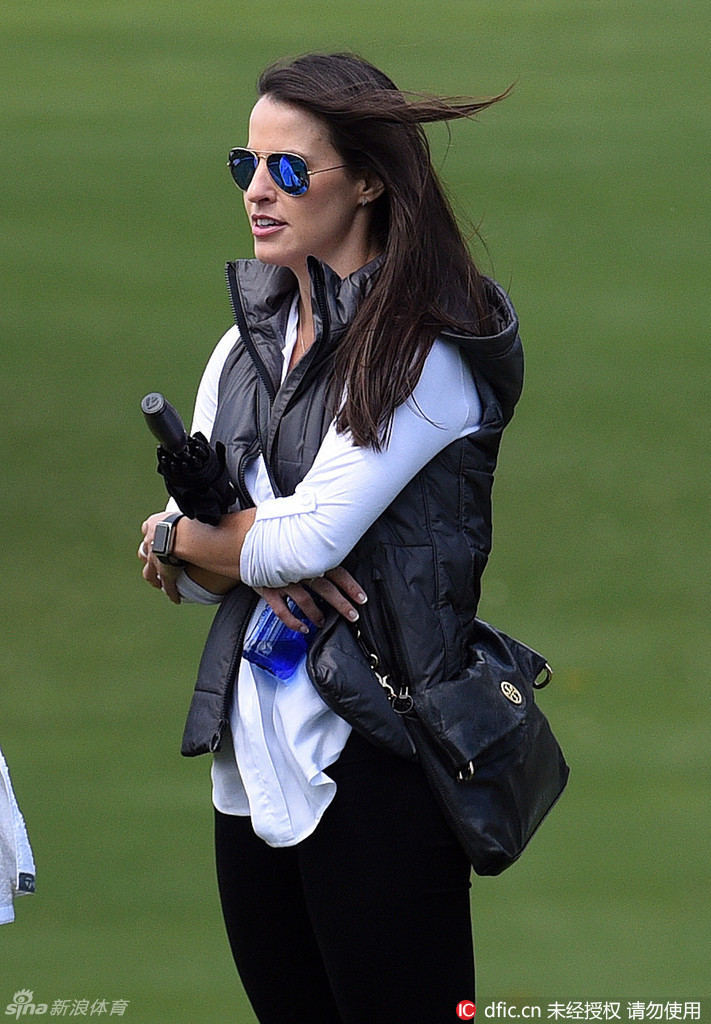 庞塞与加西亚在场边亲密交谈,他微微俯身倾听,她笑容灿烂,两人之间流淌着温暖而愉悦的气氛。