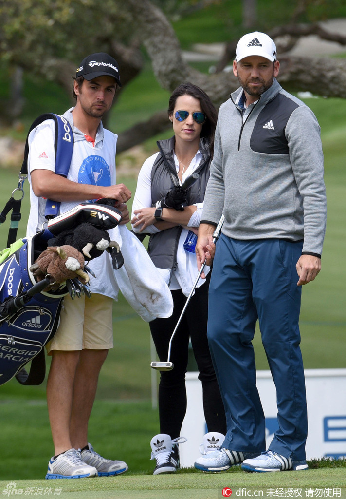 夕阳下,庞塞与加西亚并肩走向出口,两人的影子在沙地上依偎在一起,构成一幅温馨的剪影。