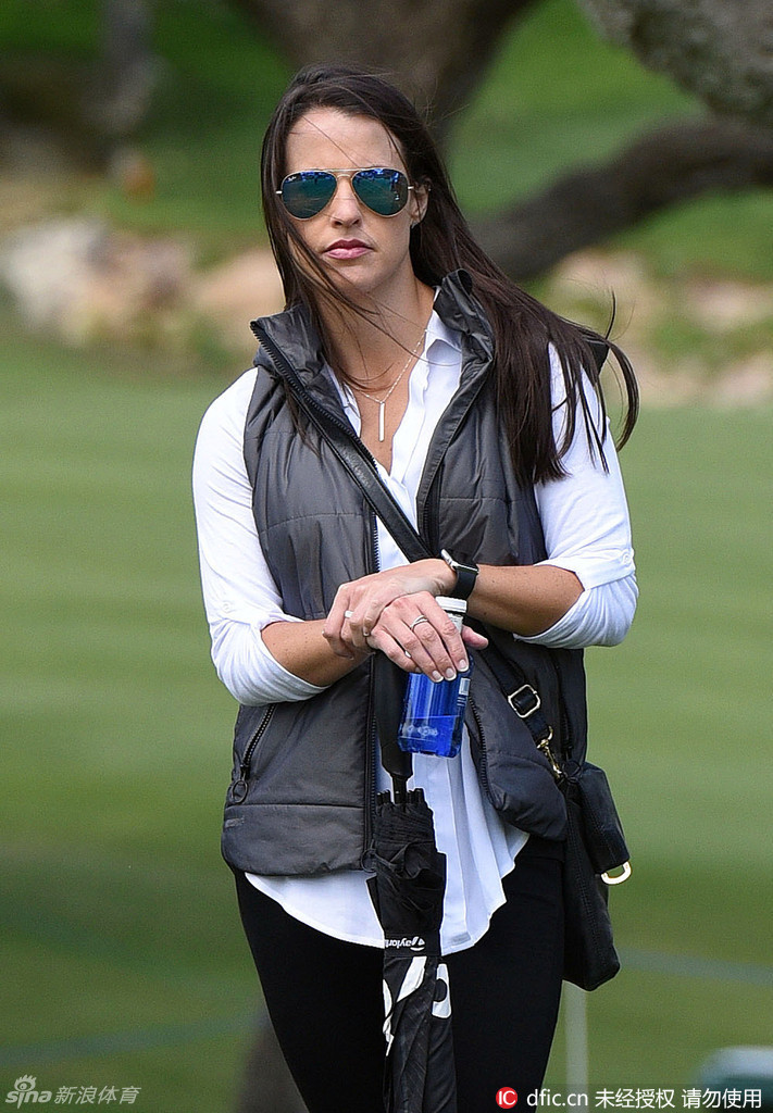 斗牛士恩里克·庞塞手持穆莱塔,全神贯注地练习闪避与转身,沙地上扬起的尘土映衬出他矫健的身姿。