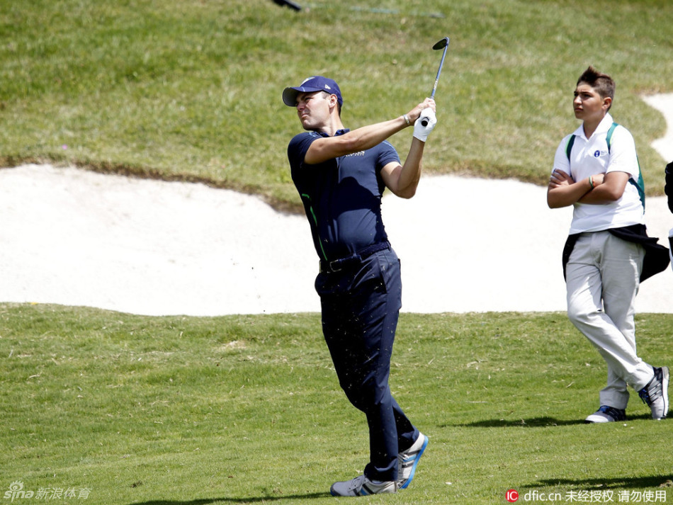 加西亚撩拨长发,眼神望向远方,午后阳光为她周身镀上一层柔和的金边,静谧而美好。