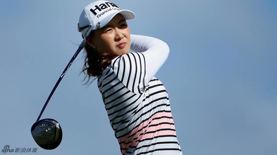 李旻智完成一记精准铁杆击球后，身姿挺拔地完成收杆，目光坚定地望向球落点的方向。